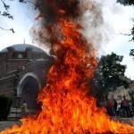 Feu devant la mosquée de Sofia