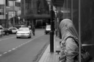 Femme en hijab attendant le bus