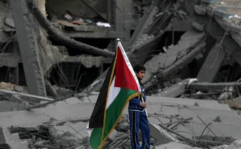 Enfant sur les décombres du Palestine Stadium à Gaza