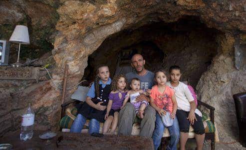 famille palestinienne vivant dans une grotte